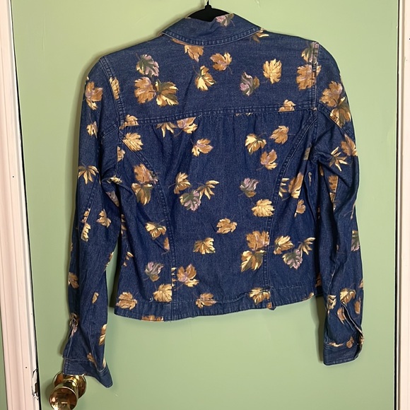 Liz Claiborne Villager Sport cropped denim button up with graphic leaves - Picture 3 of 3